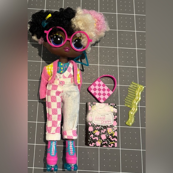 LOL OMG Tweens Gracie Skates Doll - Picture 1 of 1